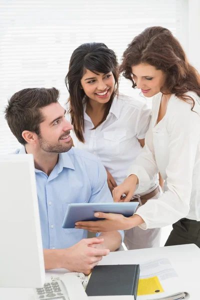 Socios felices usando tableta digital juntos — Foto de Stock