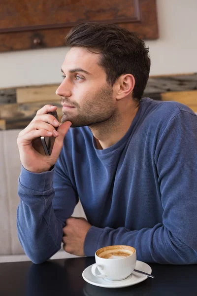 Ung man som använder sin smartphone — Stockfoto