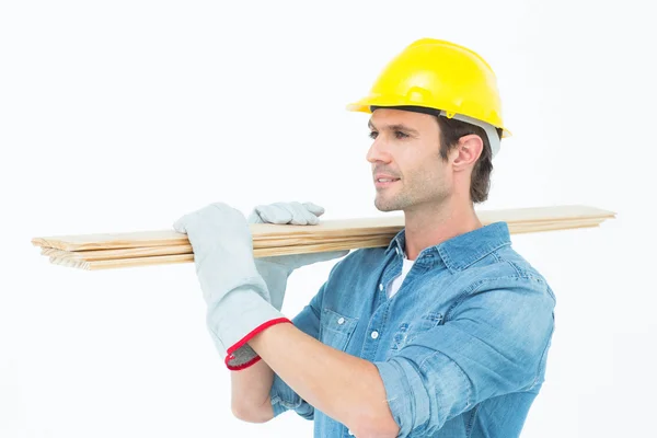 Timmerman uitvoering van houten planken — Stockfoto