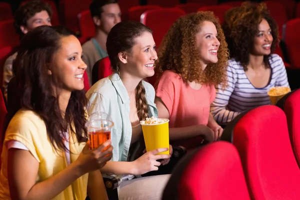 Jonge vrienden kijken naar een film — Stockfoto