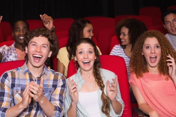 Jonge vrienden kijken naar een film — Stockfoto