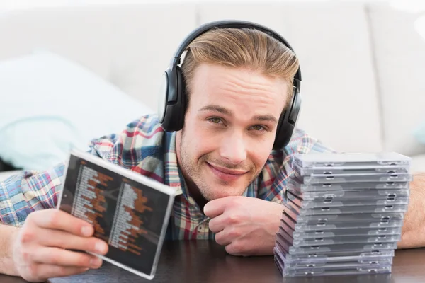 Mann mit Kopfhörer hört CD — Stockfoto