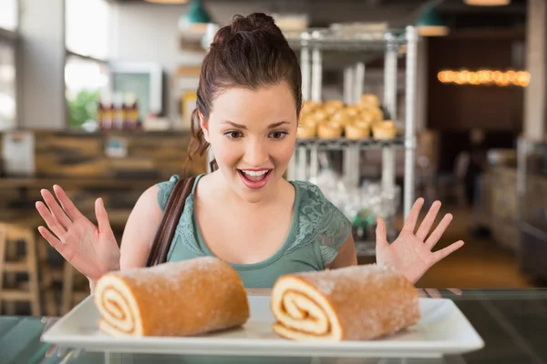 Ładna brunetka szuka hotelu swiss roll — Zdjęcie stockowe