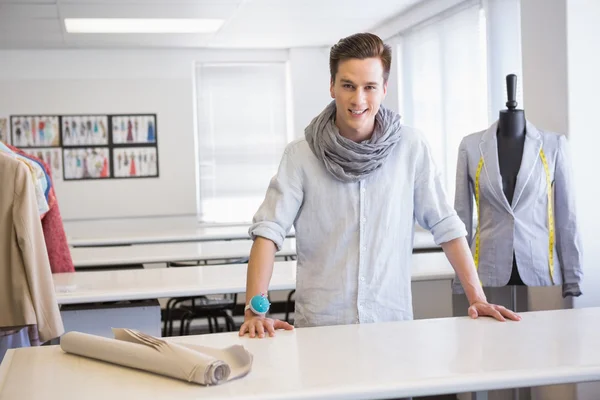 Leende student poserar i klassrummet — Stockfoto