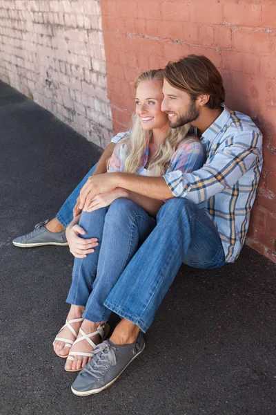 Couple mignon assis sur le sol — Photo