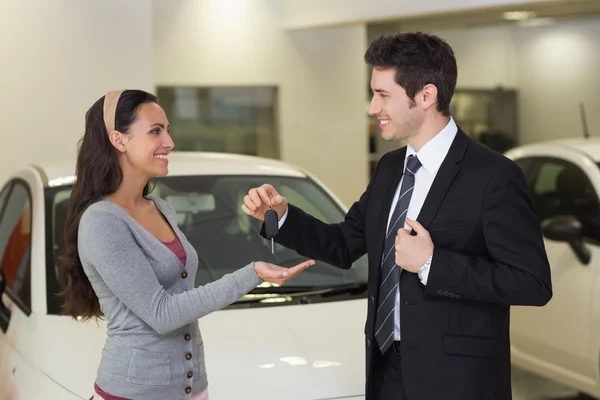 Businessman giving car key to customer — Stock Photo, Image