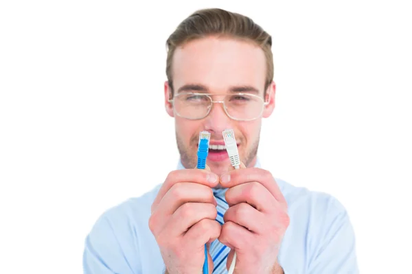 Homem de negócios Geeky segurando dois cabos — Fotografia de Stock