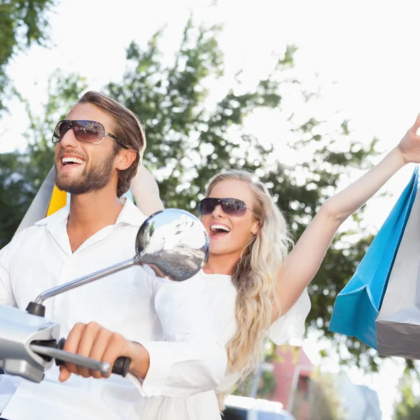 Leuk paar rijden een scooter — Stockfoto