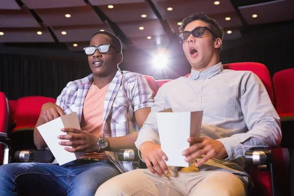 Verbaasd jonge vrienden kijken naar 3D-film — Stockfoto