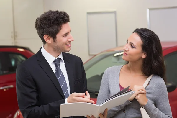 Empresário falando com o cliente — Fotografia de Stock