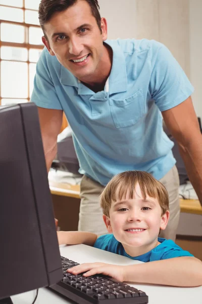 Étudiant mignon en classe d'informatique avec professeur — Photo