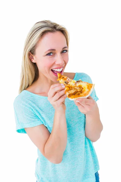 Vrolijke blonde plak van pizza eten — Stockfoto