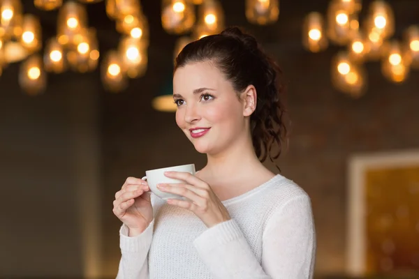 Půvabná brunetka s šálkem kávy — Stock fotografie