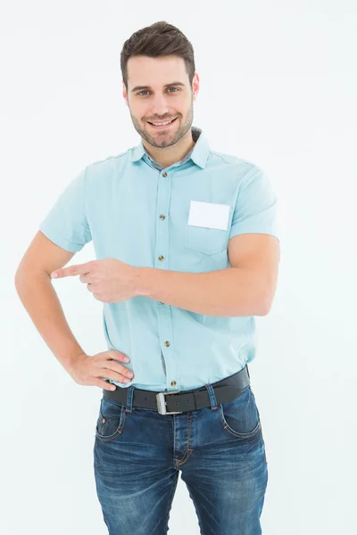 Guapo repartidor apuntando hacia los lados — Foto de Stock