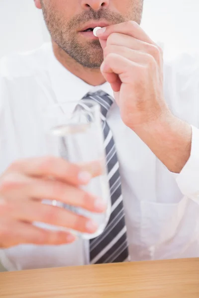 Hombre de negocios casual tomando una tableta — Foto de Stock