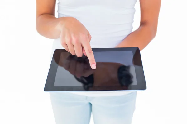 Όμορφη μελαχρινή που χρησιμοποιούν tablet pc — Φωτογραφία Αρχείου