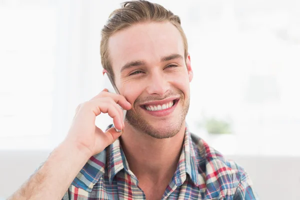 Uomo sorridente al telefono — Foto Stock