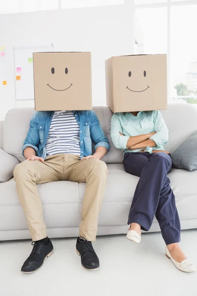 Trabajo en equipo en sofá con la cara sonriente —  Fotos de Stock