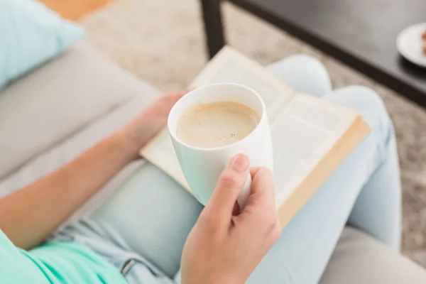 Vrouw die koffie leest en drinkt — Stockfoto