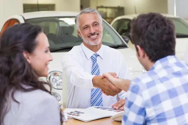 Vendedor apertando a mão do cliente — Fotografia de Stock