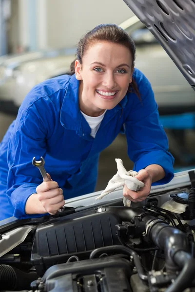 Mechaniker lächelnd Motor reparieren — Stockfoto