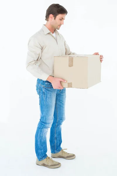 Uomo di consegna che trasporta scatola di cartone — Foto Stock