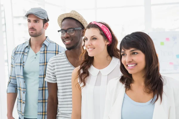 Collega sorridente di fila che guarda altrove — Foto Stock