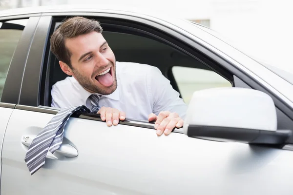 Uomo d'affari spensierato seduto al posto di guida — Foto Stock