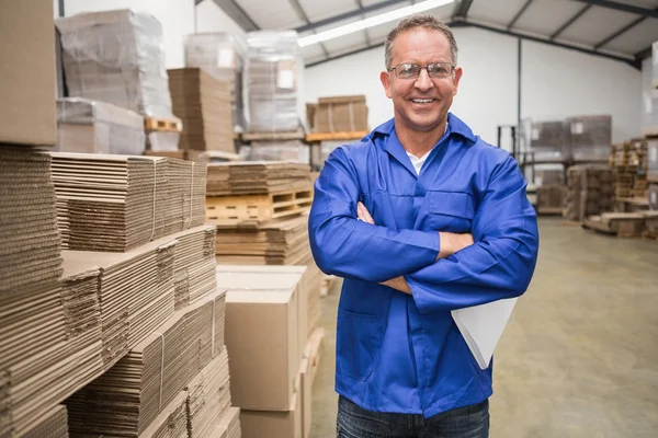 Magazijnbeheerder met gekruiste armen — Stockfoto