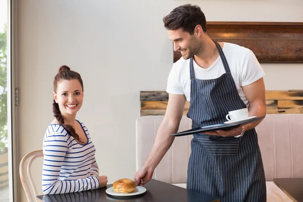 Mooie brunette wordt geserveerd bagel — Stockfoto