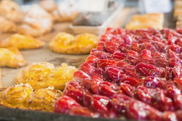 Pastelaria com frutas no balcão — Fotografia de Stock