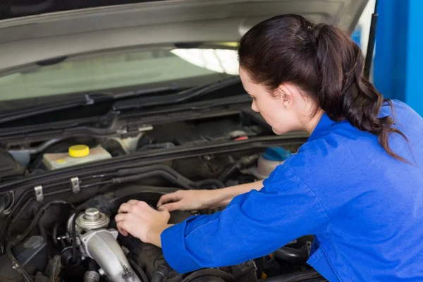 Mechaniker arbeitet unter der Haube — Stockfoto