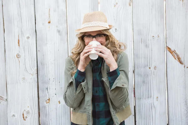 Blonde drinken vanaf wegwerp cup — Stockfoto