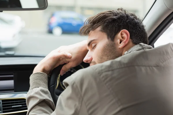 Drunk man slumped on steering wheel — Stock Photo, Image