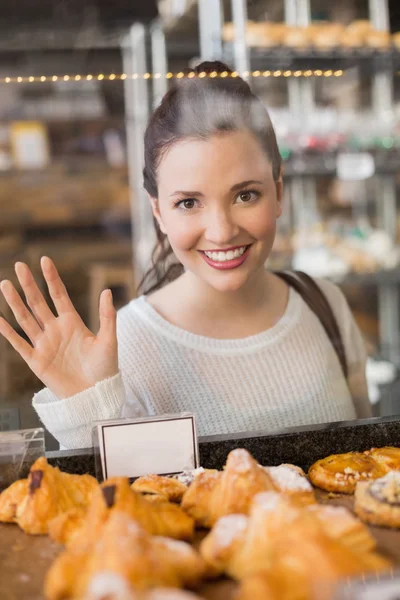 Pretty brunette looking at pastrys — Stock Photo, Image