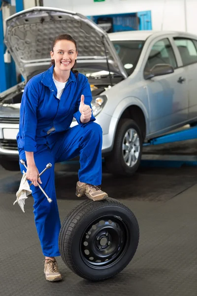 Meccanico appoggiato su una ruota pneumatica — Foto Stock