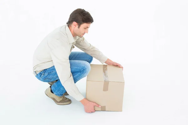 Levering man plukken kartonnen doos — Stockfoto