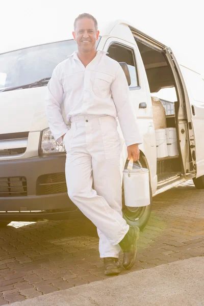 Malarz uśmiechający się krzywej przeciwko jego van — Zdjęcie stockowe