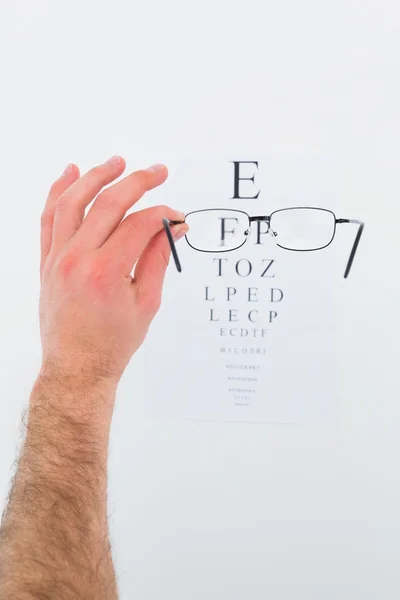 視力検査用の眼鏡を持っている手 — ストック写真