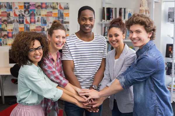 Mode studenten samen op de camera glimlachen — Stockfoto