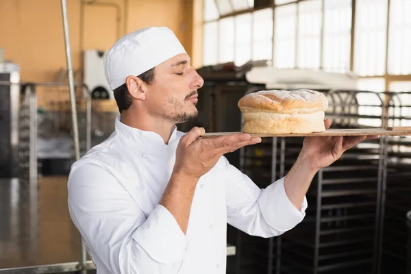 Baker bir taze pişmiş ekmek kokusu — Stok fotoğraf