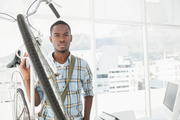 Hombre de negocios casual llevando su bicicleta — Foto de Stock