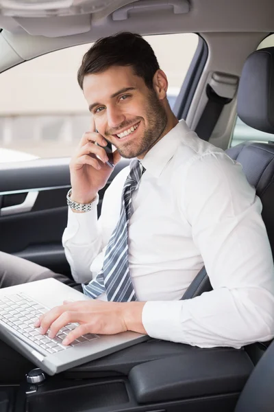 Biznesmen działa na siedzeniu kierowcy — Zdjęcie stockowe
