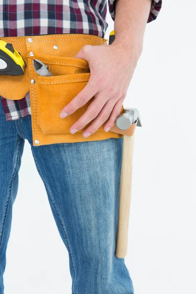 Handyman bär verktyget bälte — Stockfoto