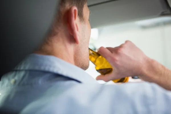 Man drinking beer while driving — Stock Photo, Image