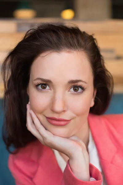 Pretty brunette smiling at camera — Stock Photo, Image