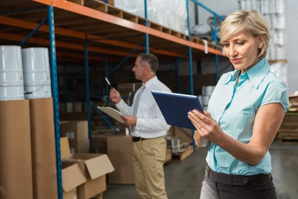 Warehouse manager using tablet pc — Stock Photo, Image