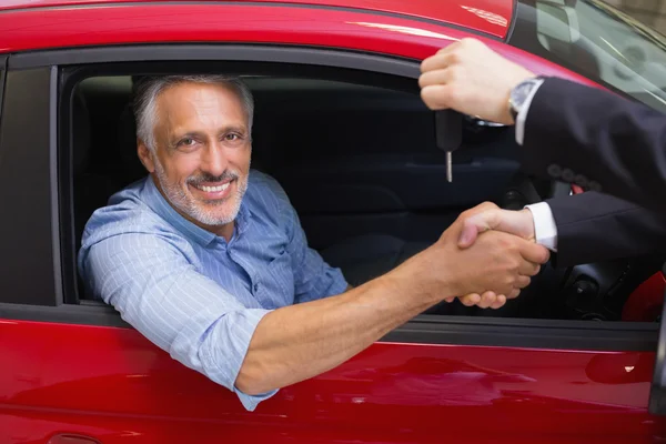 Empresario dando llave del coche — Foto de Stock