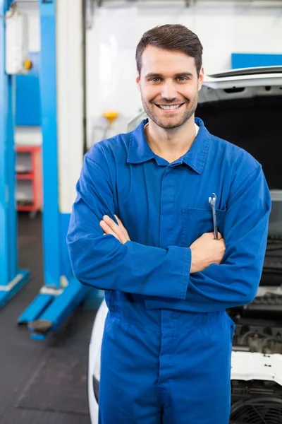 Mechanik uśmiechając się do kamery — Zdjęcie stockowe