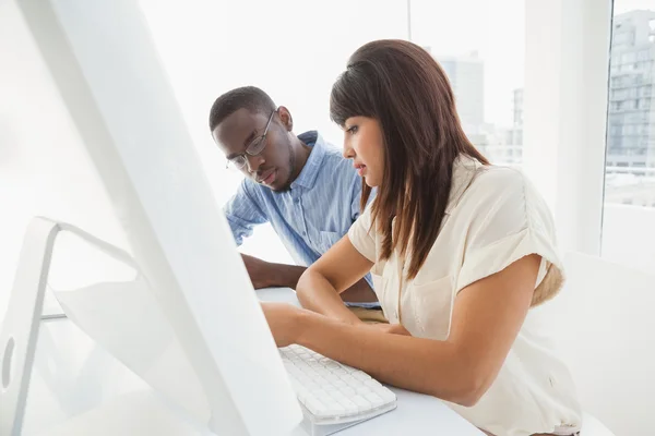 Zakenmensen die computers gebruiken — Stockfoto